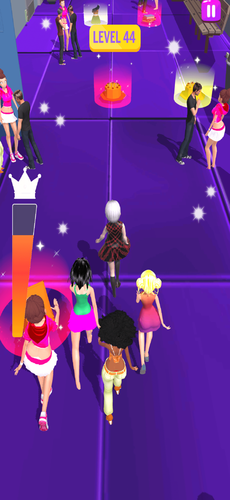 Girl Catwalk: Fashionista - Avatare laufen auf einem lila Laufsteg im Mobile Game Girl Catwalk Fashionista Level 44