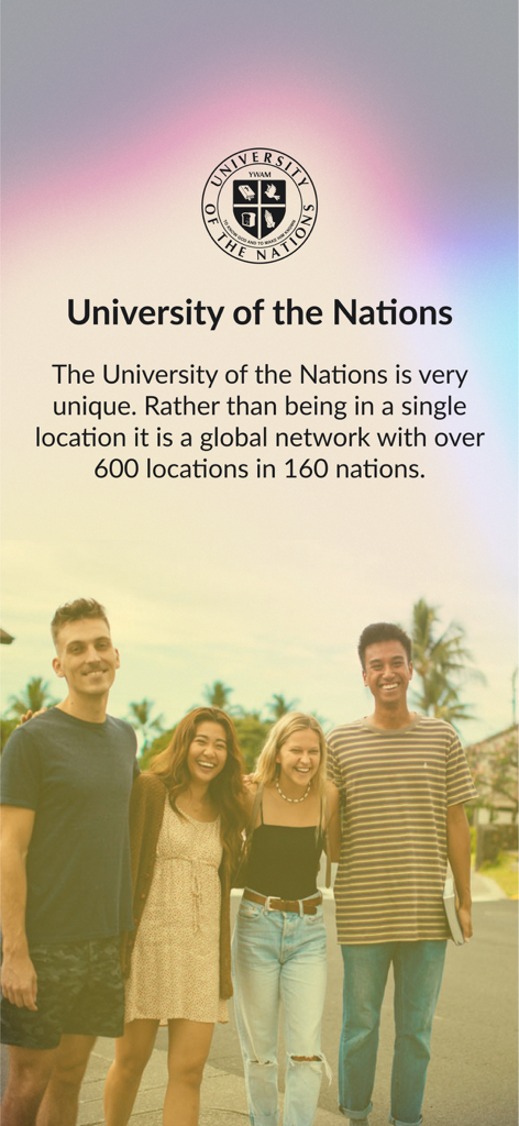 YWAM Training - Logo de l'Université des Nations et texte sur son réseau mondial avec quatre étudiants souriants.