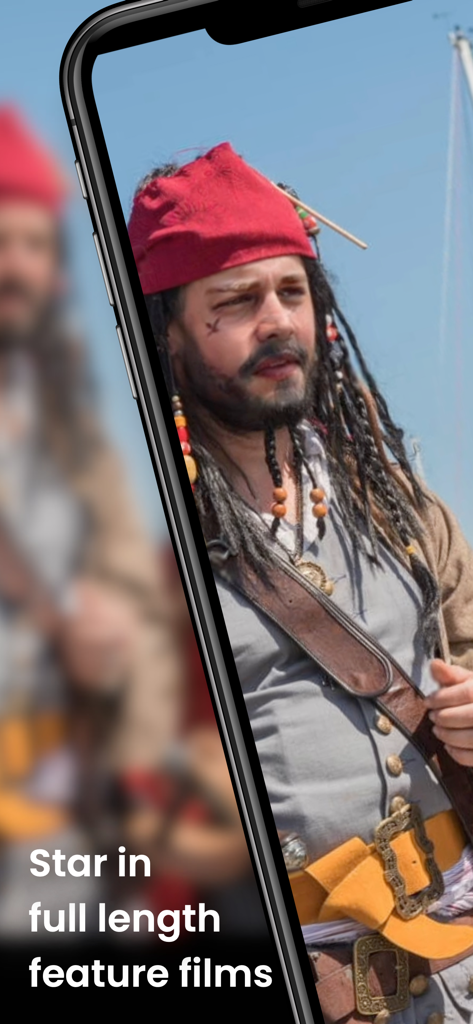 Écran d'iPhone affichant l'application Real Deep avec un échange de visages sur un personnage pirate et le texte "Star in full length feature films".
