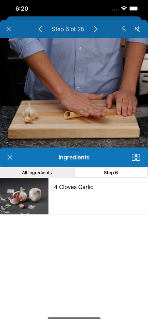 VizChefアプリのビジュアルステップバイステップ調理ガイド。まな板の上でニンニクの皮をむく方法を示しています