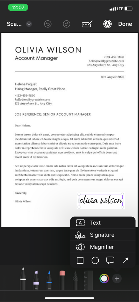 Uma assinatura digital sendo adicionada a um documento profissional na interface do aplicativo Scanner Pro.