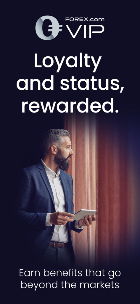 Forex Trading Broker FOREX.com - Bildschirm des FOREX.com VIP-Treueprogramms mit einem professionellen Trader mit einem Tablet