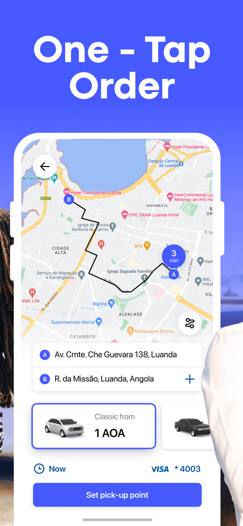 Interfaz de la aplicación ESPAES Angola Taxi que muestra un mapa de reserva de viaje y el precio en Luanda.