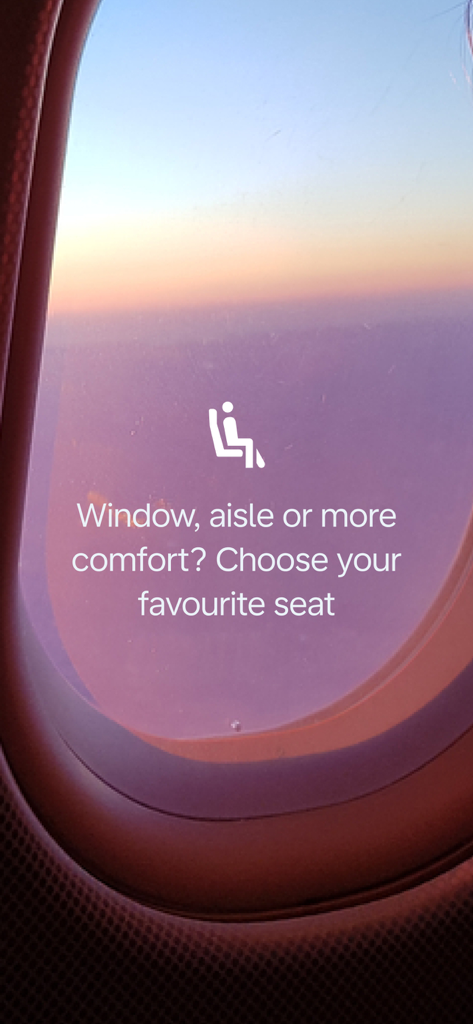 Vista de la ventana de un avión al atardecer con texto invitando a los usuarios a elegir su asiento favorito