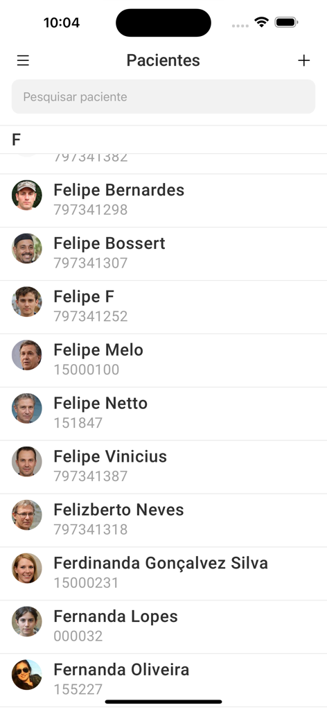 Interface do aplicativo EasyDental Mobile exibindo uma lista pesquisável de pacientes odontológicos com fotos de perfil e números de identificação.