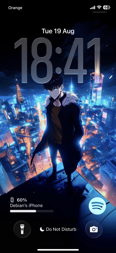 Top Anime Wallpaper - Live - Un fondo de pantalla de anime en vivo de alta calidad en la pantalla de bloqueo de un iPhone con un personaje en una azotea con vistas a una ciudad de neón azul por la noche