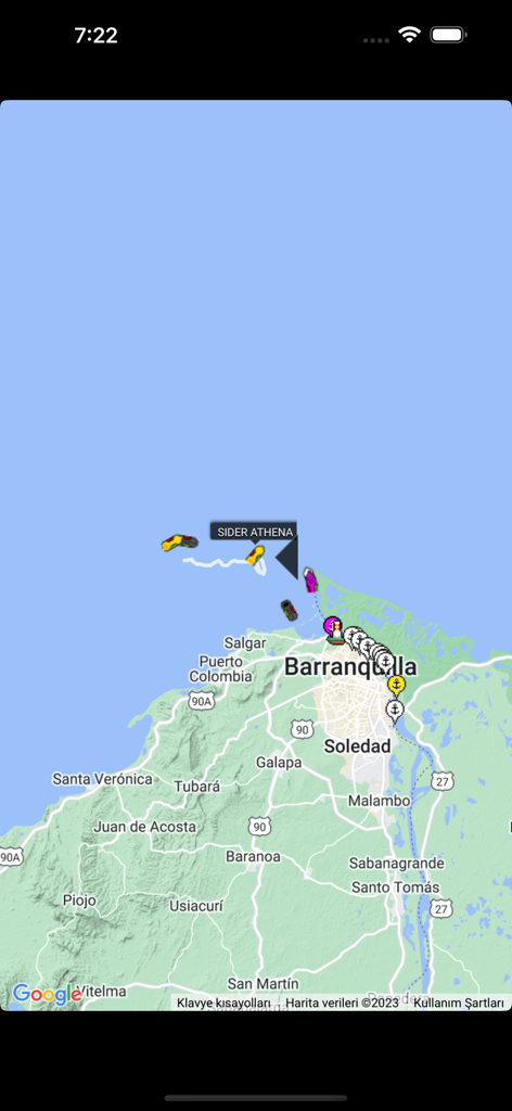Mapa de tráfico marítimo en vivo que muestra las posiciones de las embarcaciones y los nombres de los barcos cerca de una línea costera