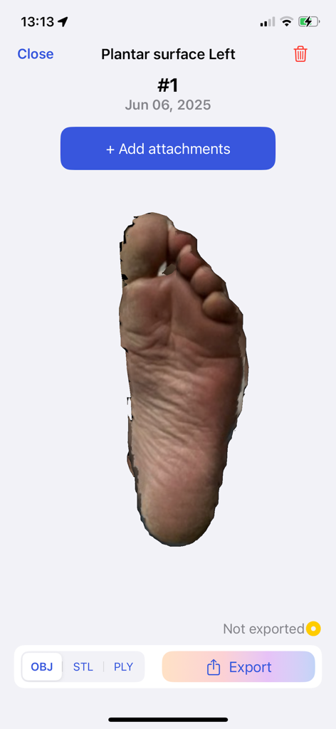 3D-Sidekick - Un escaneo 3D de la superficie plantar de un pie izquierdo dentro de la interfaz de la aplicación 3D-Sidekick que muestra opciones de exportación y adjunto.