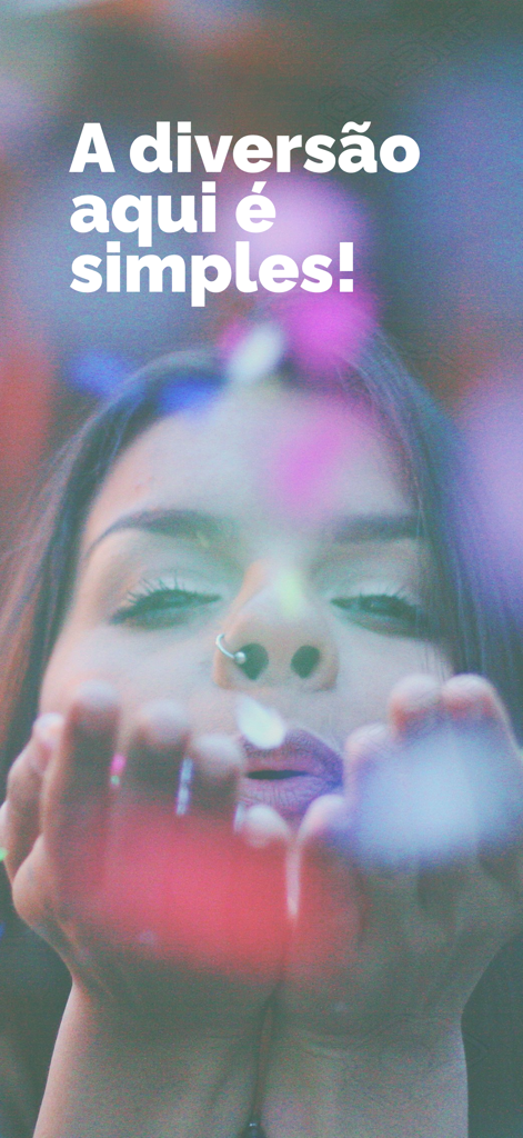 Una mujer soplando confeti de colores con el texto en portugués 'A diversão aqui é simples' que representa la aplicación de eventos Sympla.