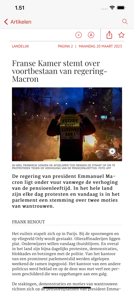 Une vue d'article d'actualité dans l'application AD Digitale krant présentant un titre sur le gouvernement français et une photo de protestation.