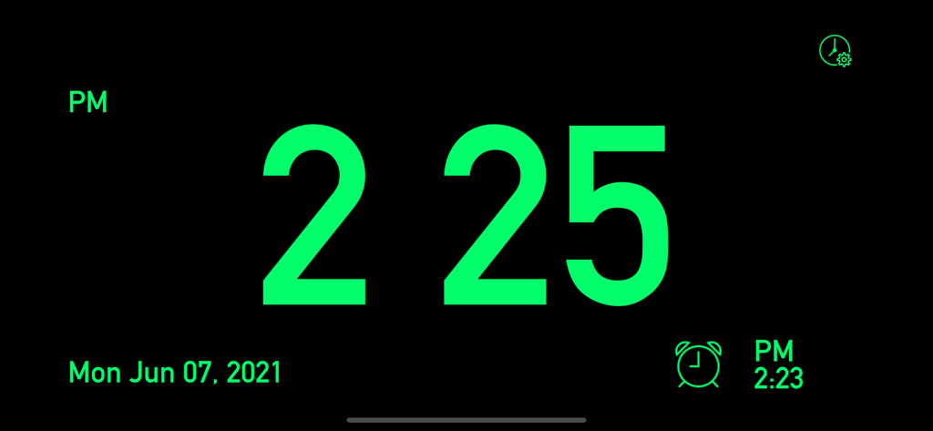 Nachttischuhr-Anzeige mit großen grünen digitalen Zahlen und Weckeranzeige