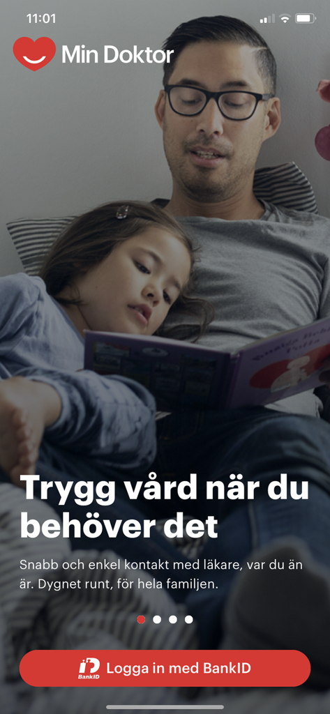 Min Doktor – Vård & vaccin - Um pai e um filho a ler um livro juntos no ecrã de início de sessão da aplicação Min Doktor.