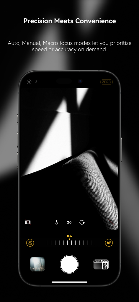 Fio Cam ：Zero-Process Film Cam - La pantalla de un smartphone mostrando la interfaz de la aplicación Fio Cam con una rueda de desplazamiento de enfoque manual y una simulación de película en blanco y negro.