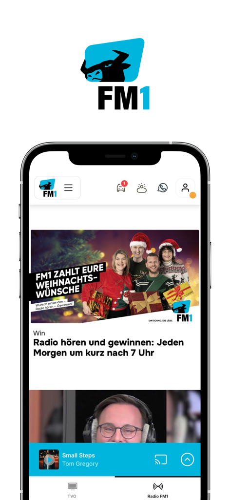 Interfaz de la aplicación Radio FM1 en un iPhone mostrando un banner promocional navideño y una barra de reproductor de música.