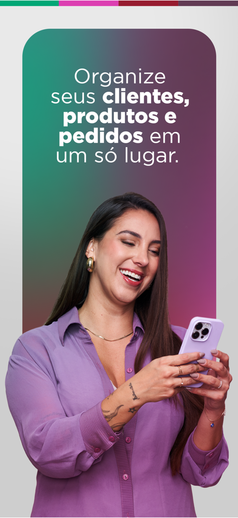 A smiling woman using a smartphone to organize her beauty business customers and orders through the Boticario app.