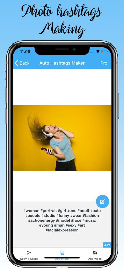 Interfaz de Auto Hashtag Maker Pro generando hashtags relevantes para una foto subida de una mujer escuchando música.