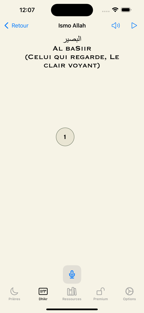 Dhikr mode screen in the Aide à la prière app showing the name of Allah Al Basiir with a voice recognition button.