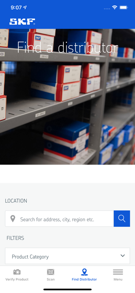 Pantalla de la aplicación móvil que muestra la interfaz Buscar distribuidor con búsqueda de ubicación y filtros de categoría de producto para piezas SKF.