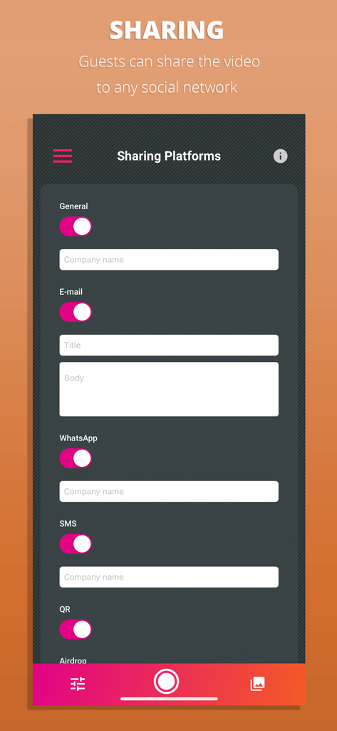 Pantalla de configuración en GlambotApp mostrando varias opciones de compartición de vídeo como correo electrónico, SMS y WhatsApp para los invitados del evento