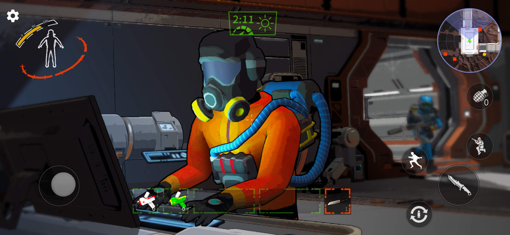 MIMESIS: Deceive or Die - Ein Charakter in einem orangefarbenen Anzug und einer Gasmaske bedient ein Computerterminal in einer Sci-Fi-Basis in MIMESIS Deceive or Die.