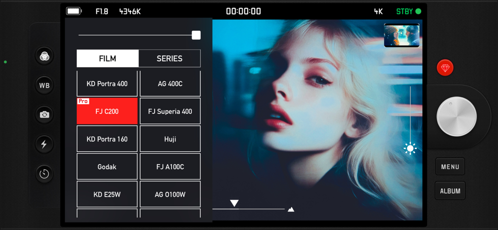 RECO - 4K VIDEO & FILM FILTER - Uma interface de aplicativo de câmera mostrando seleções de filtro de filme vintage e uma prévia de vídeo 4K com iluminação azul artística