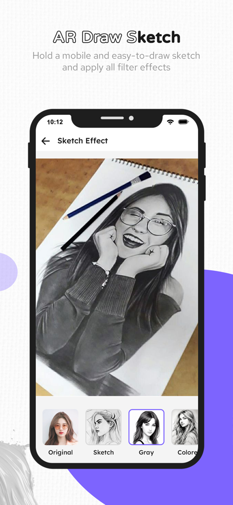 AR Drawing - Learn to Draw Art - Pantalla de smartphone mostrando la interfaz de Efecto Boceto de la aplicación AR Drawing con un retrato en escala de grises sobre un cuaderno físico y opciones de filtro como Boceto Original Gris y Colorido