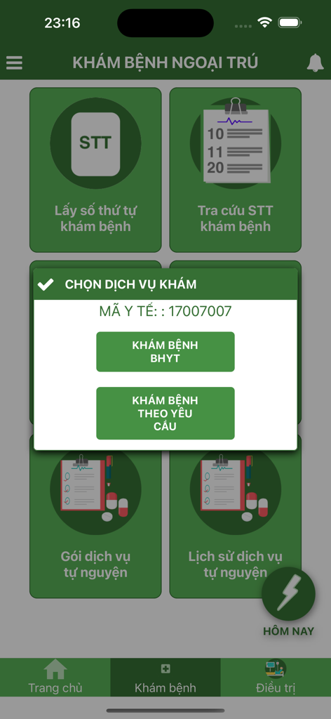 Tela do aplicativo BVTP Vinh para exame ambulatorial com um pop-up para escolher entre seguro saúde e serviços médicos sob demanda