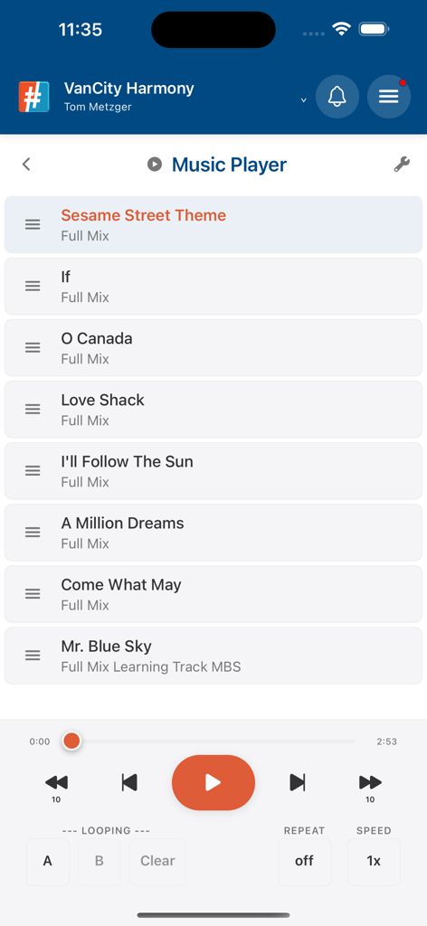 Choir Genius - Interfaccia del lettore musicale dell'app Choir Genius che mostra un elenco di tracce di apprendimento corali e controlli di riproduzione.