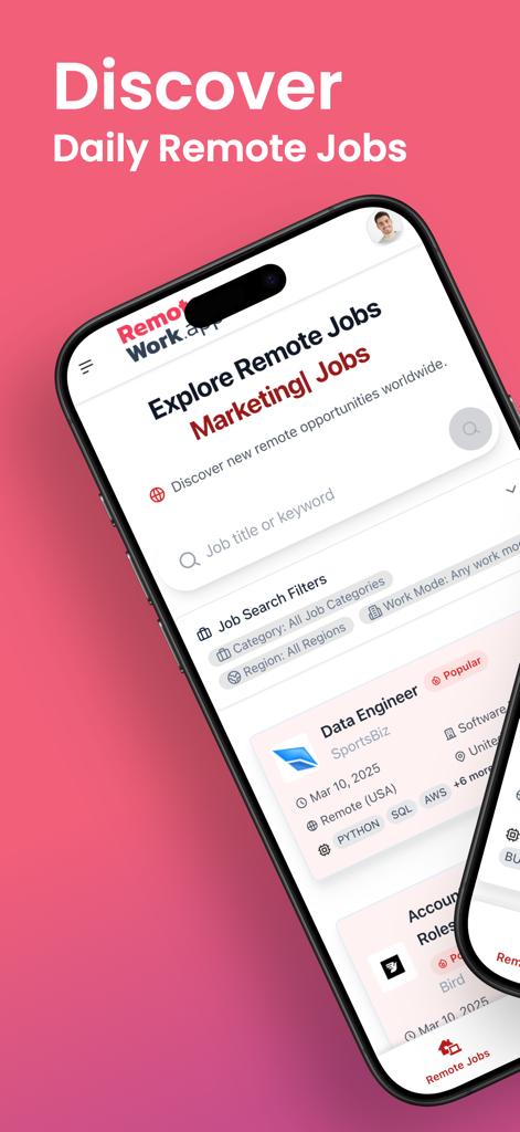 Remote-Work.app - remote jobs - Remote-Work.app 인터페이스를 표시하는 휴대폰 화면으로 일상적인 원격 채용 정보 검색
