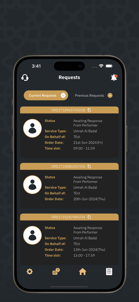 Tawkeel | توكيل - Captura de pantalla de la aplicación Tawkeel que muestra las solicitudes de servicio actuales de Umrah Al Badal con estado y detalles del pedido