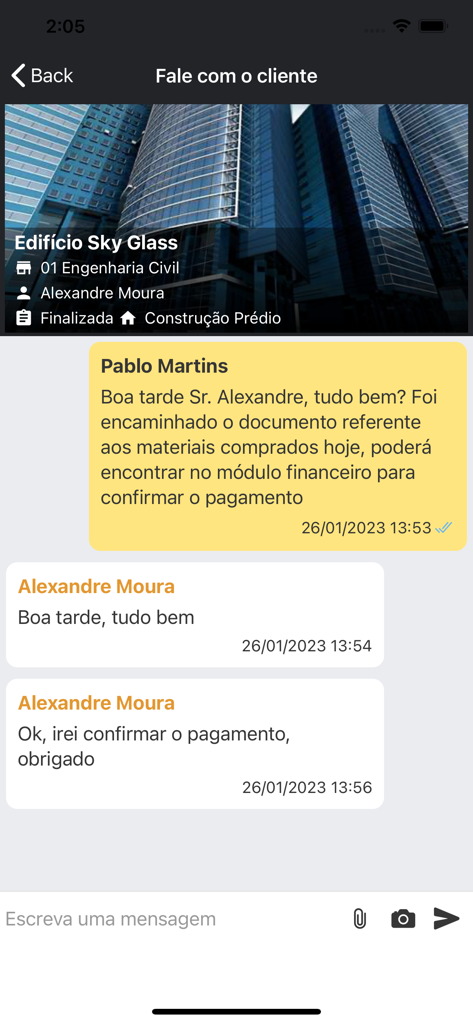 Obra Prima App - In-app chat interface between a project manager and a client discussing construction project updates and payments