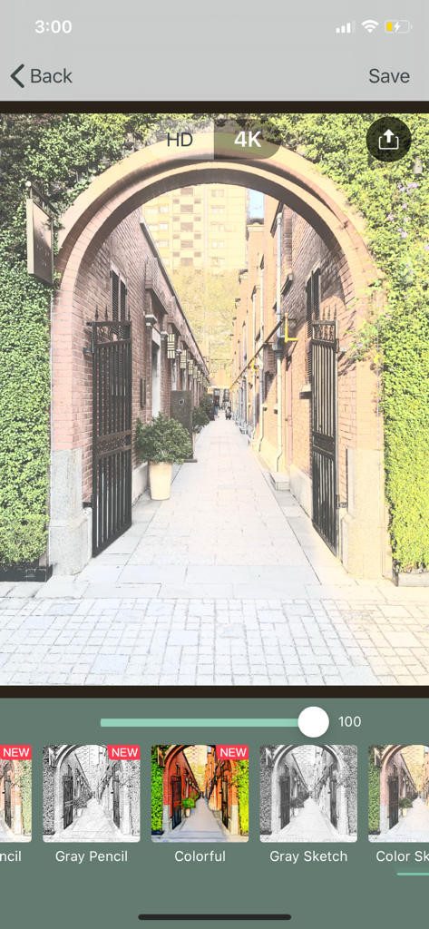 Interfaccia di un'app mobile che mostra un filtro schizzo 4K applicato a una foto di un arco in mattoni che conduce lungo una strada stretta.