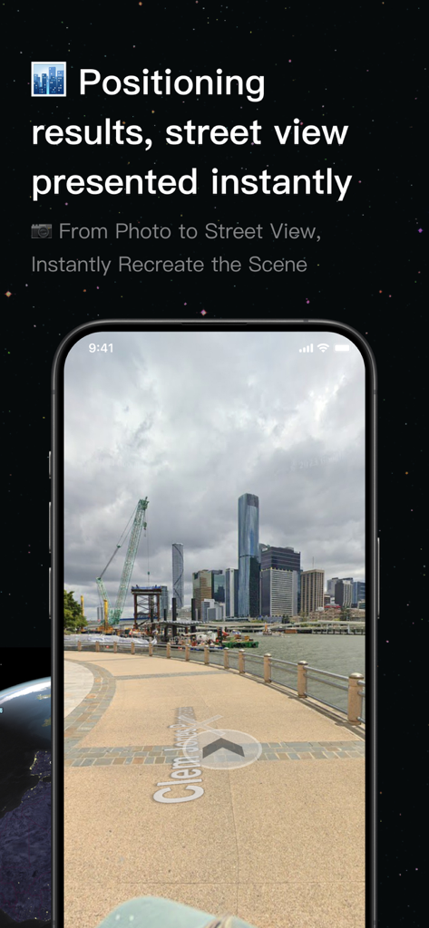 GeoSeek.ai - Photo Locator - Uno smartphone che mostra l'interfaccia dell'app GeoSeek.ai con una vista stradale di uno skyline cittadino e un lungomare.
