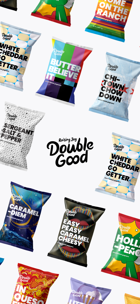 Double Good - Uma variedade de sacos coloridos de pipoca gourmet Double Good com nomes criativos de sabores arranjados em torno do logotipo da marca.