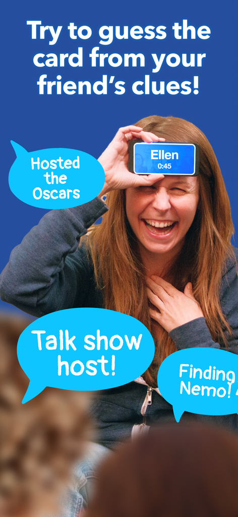 Heads Up! - Una mujer riendo jugando al juego de charadas ¡Atención! con un teléfono en la frente y amigos dando pistas