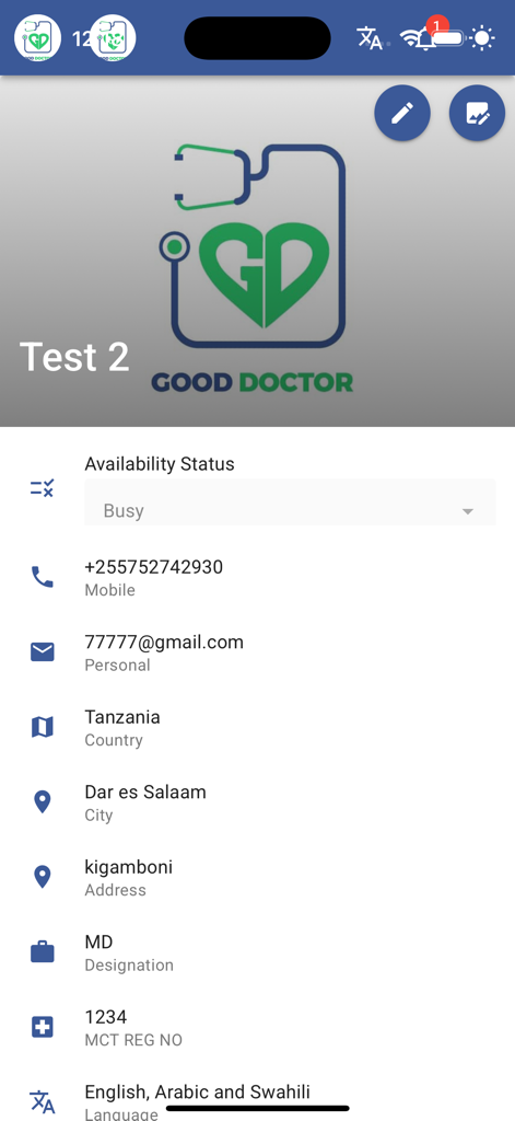 Una pantalla de perfil de profesional médico que muestra el estado de disponibilidad y la información de contacto en la aplicación Good Doctor.