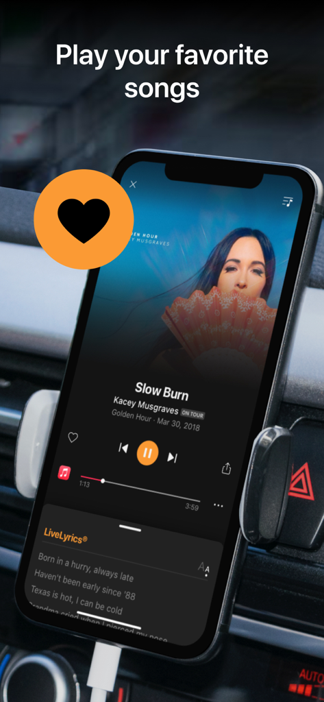 SoundHound∞ - Music Discovery - 車のマウントに設置されたスマートフォンで、LiveLyricsを表示しながら音楽を再生しているSoundHoundアプリ