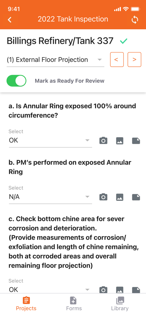 Interfaccia mobile di InspectFlow che mostra una checklist di ispezione di serbatoi di raffineria con opzioni di stato e allegati fotografici.