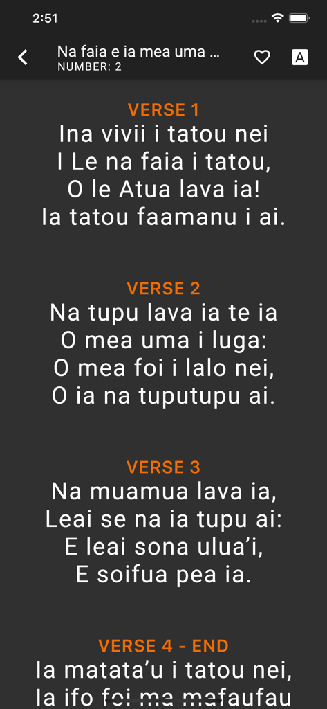 Screenshot dell'app Inno Samoano che mostra i testi delle canzoni in un'interfaccia in modalità scura