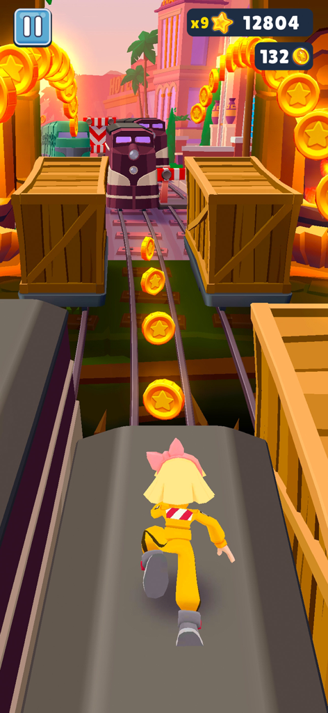 Le personnage de Subway Surfers court sur le toit d'un train et ramasse des pièces d'or