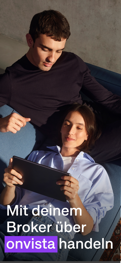 Un couple détendu sur un canapé utilisant une tablette pour échanger des actions via l'intégration de courtier de l'application onvista