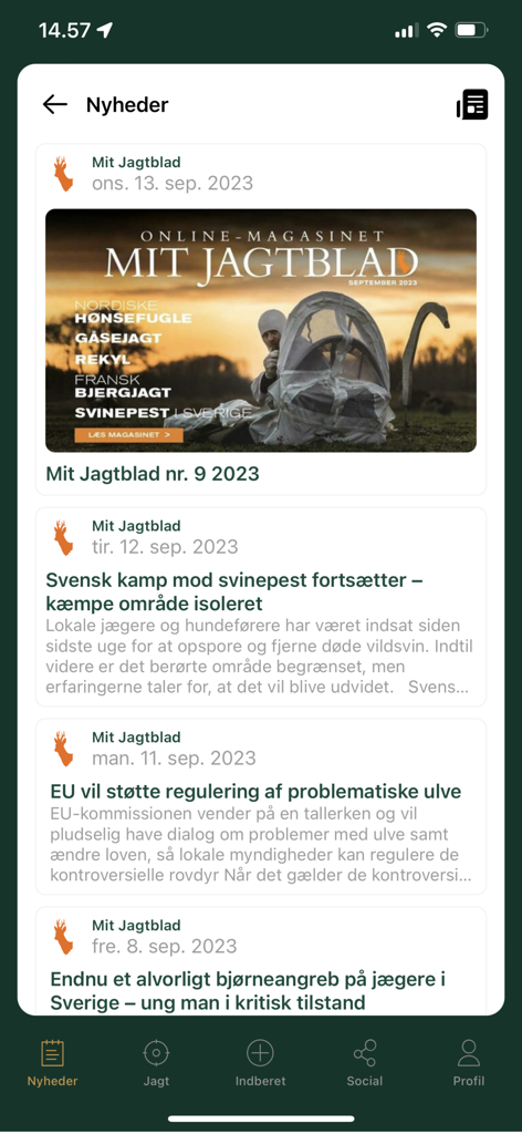 Interfaz de la aplicación móvil mostrando un feed de noticias con artículos de caza y vida silvestre.