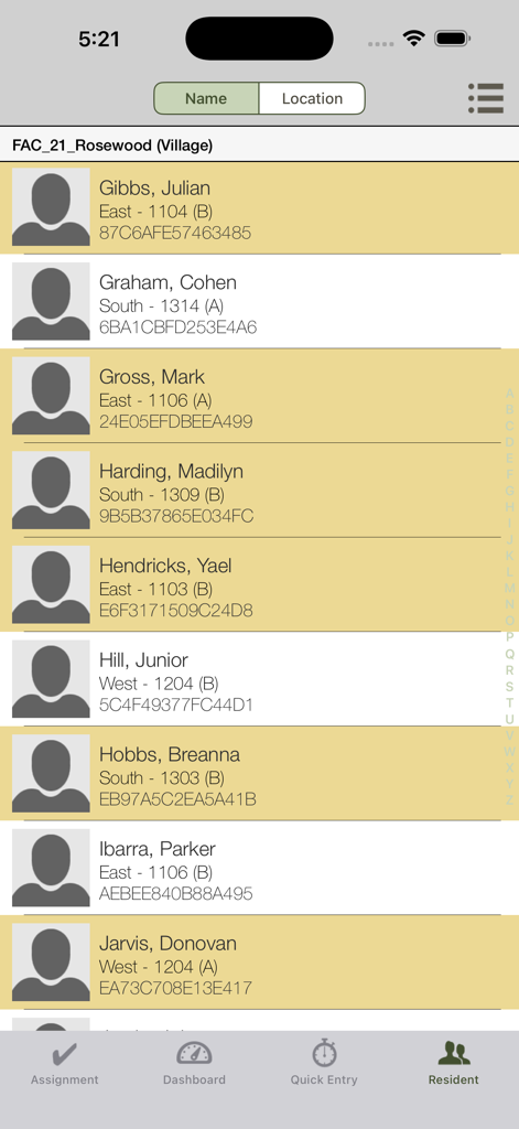 Eine mobile Anwendungsoberfläche, die eine Liste von Bewohnern einer Seniorenresidenz mit ihren Namen, Raumstandorten und Identifikationsnummern anzeigt.