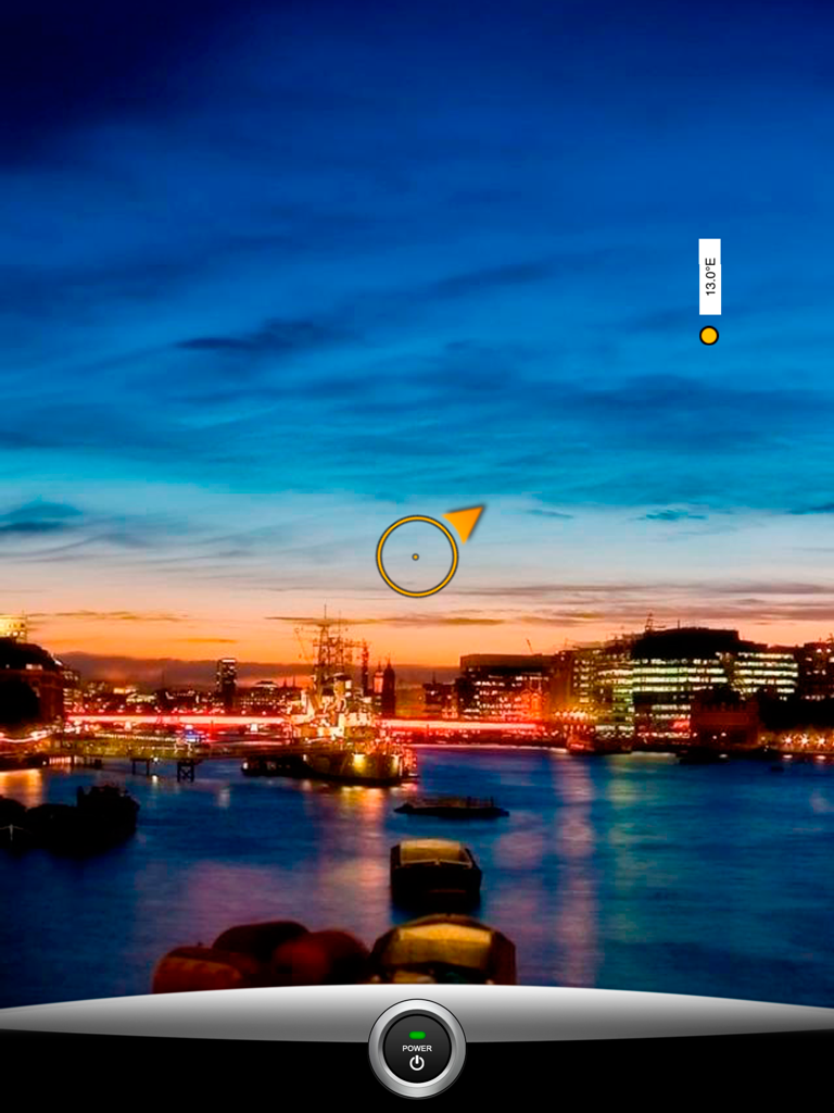 SatFinder Pro HD Dish Pointer - Interfaz de realidad aumentada de SatFinder Pro HD mostrando la posición de un satélite sobre un horizonte urbano al atardecer