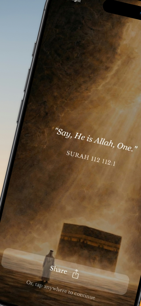 Captura de pantalla de la aplicación Deenback que muestra una pantalla de reflexión espiritual con un verso del Corán de la Sura 112 y una imagen artística de la Kaaba.
