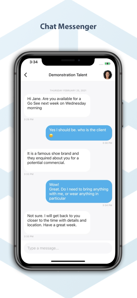 Una captura de pantalla del Chat Messenger de la app You Me & Co que muestra una conversación profesional entre un talento y un agente sobre una audición comercial.