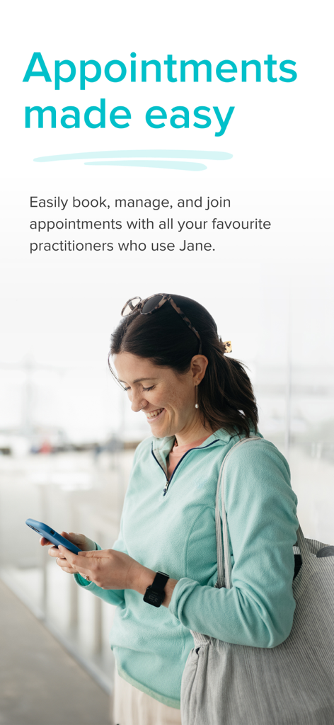 Jane for Clients - Una mujer sonriente usando su smartphone para gestionar citas médicas con la aplicación Jane para Clientes