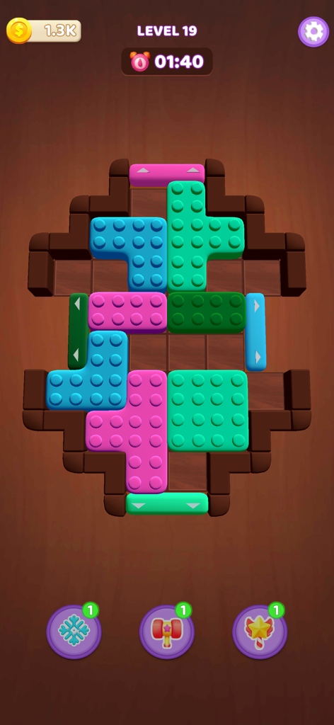 Fit Block 3D: Color Blast Jam - Ein 3D-Farbblock-Puzzle-Spiel-Interface, das Level neunzehn mit lebendigen blauen, grünen und rosa Blöcken auf einem Holzgitter zeigt.