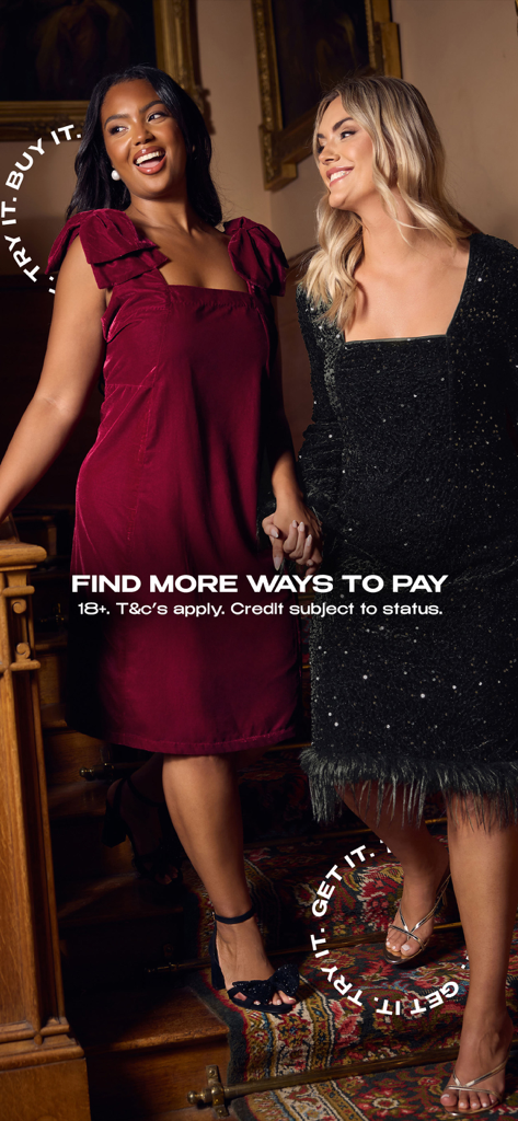 Dos mujeres sonrientes con vestidos curvy rojos y negros con texto promocionando opciones de pago flexibles.