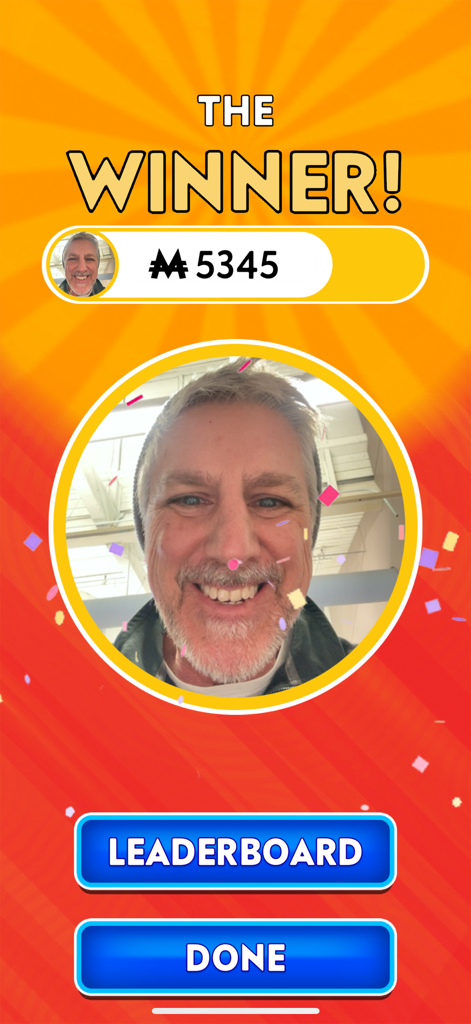 Una pantalla de ganador en el juego Monopoly App Banking mostrando a un jugador sonriente con una puntuación final de 5345